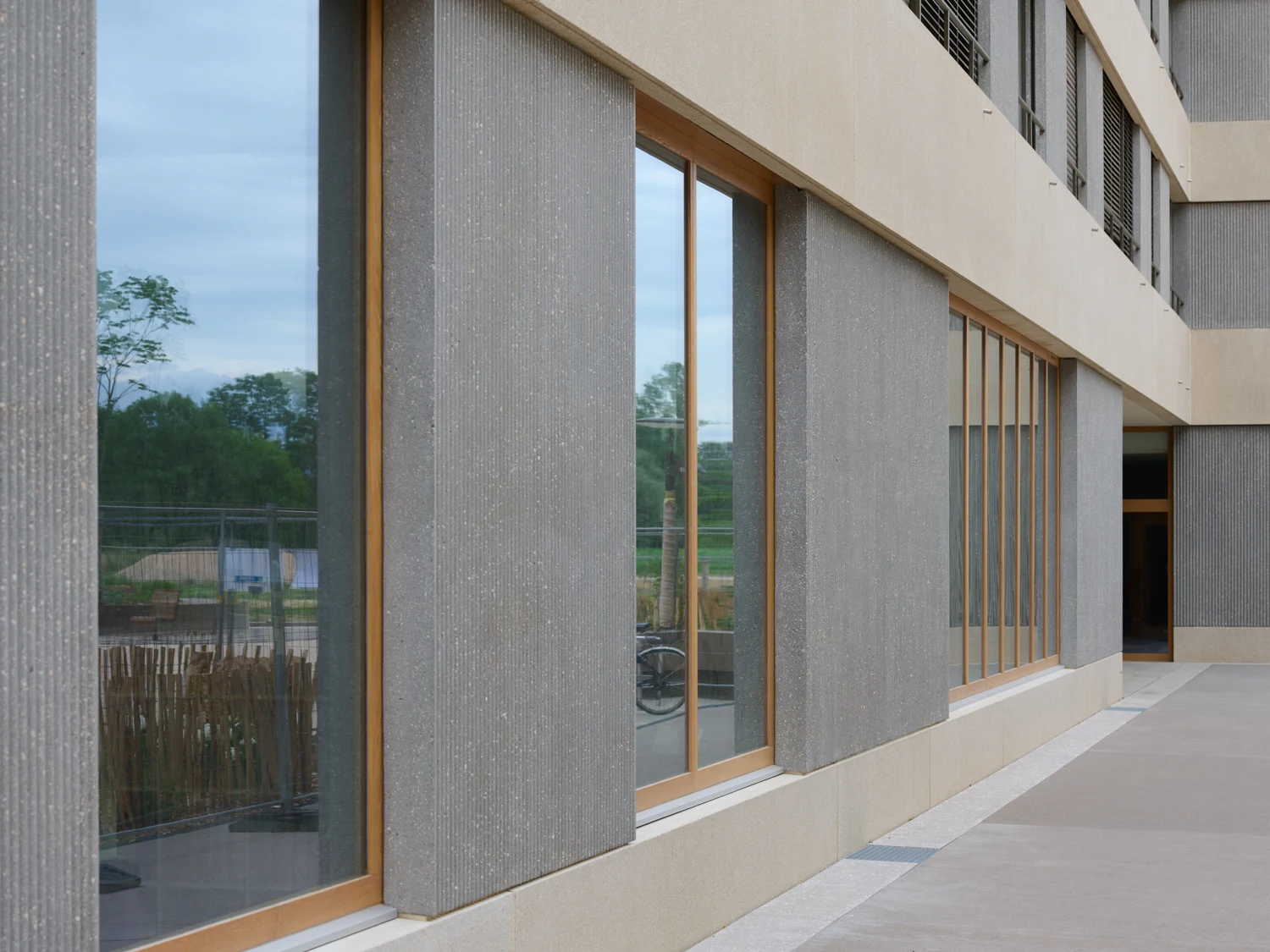 Façade de béton et menuiseries, photographie Leo Fabrizio
