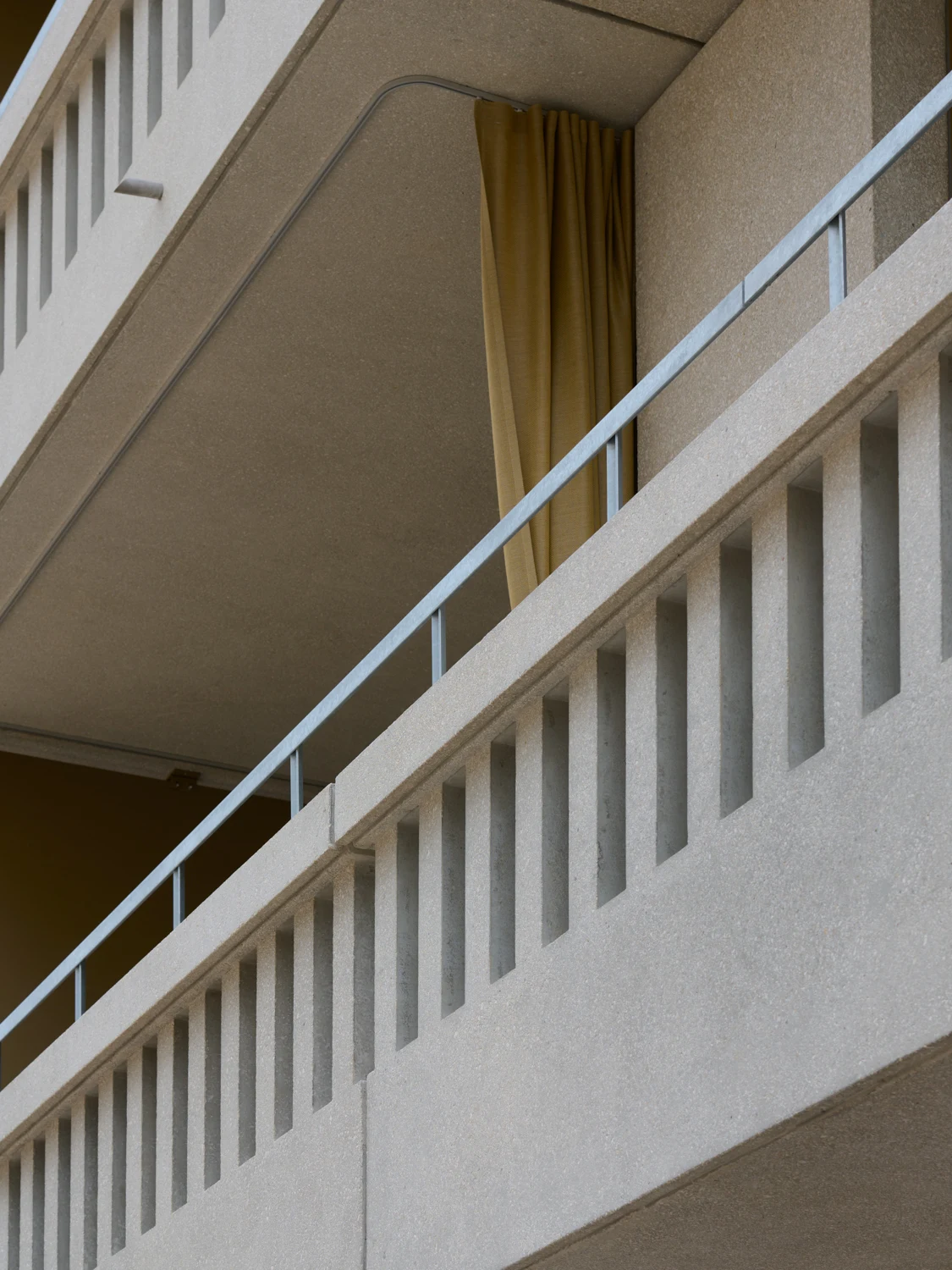 Détail de façade et de garde-corps, photographie Leo Fabrizio